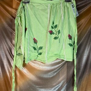 Vintage green gingham apron with cross stitch roses. 18 x 16 plus straps‎